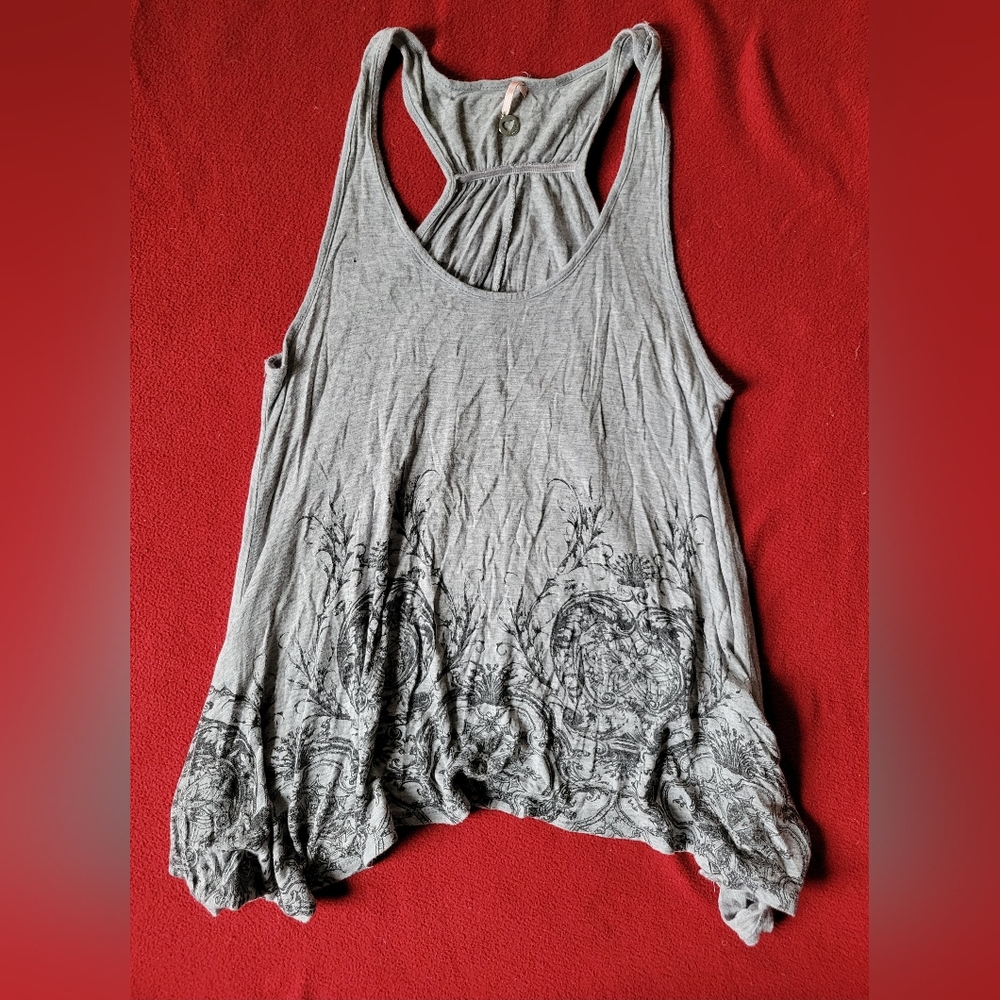 Sleeveless hankerchief top, very comfortable and feminine feel,